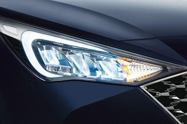 Hyundai Verna Headlight Image